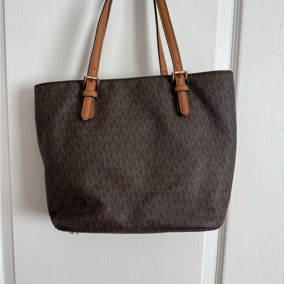 Michael Kors Medium Jet Set Snap Pocket Tote in Chocolate - Picture 3 of 9